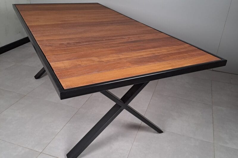 Iroko Izgaralı Metal Çerçeveli Masa - Görsel 4