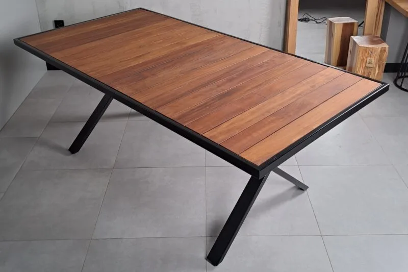 Iroko Izgaralı Metal Çerçeveli Masa